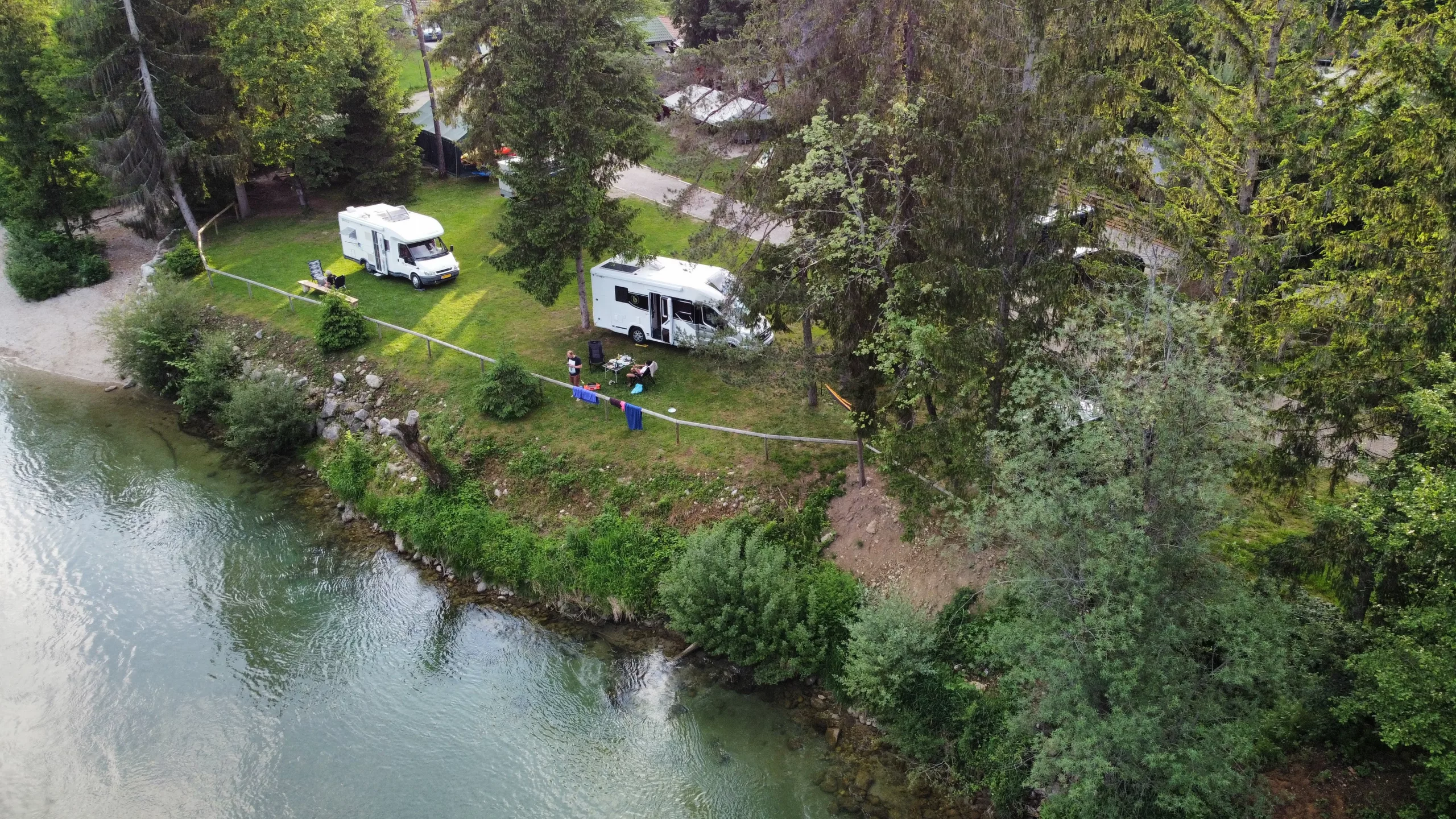 Drohnenaufnahme unseres Wohnmobil-Stellplatzes am Fluss